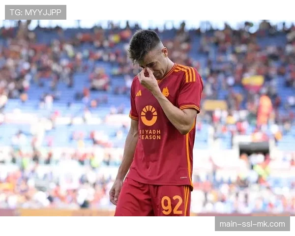 镜头：蒙扎门将扑出点球后，看台上主帅激动落泪